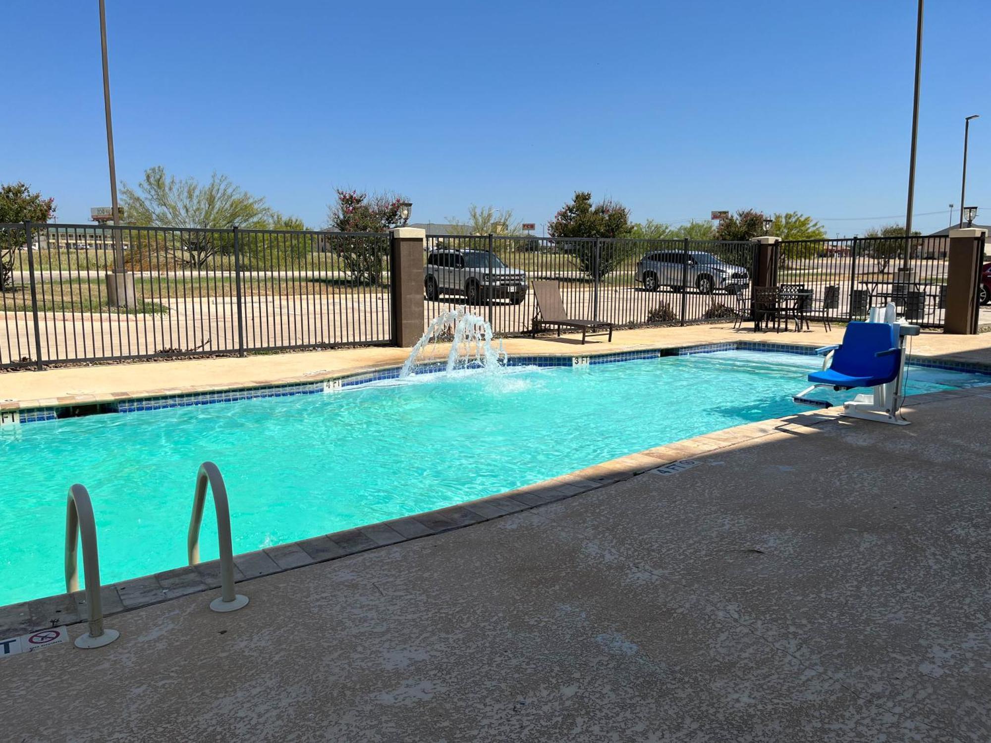Quality Inn & Suites Pearsall Экстерьер фото