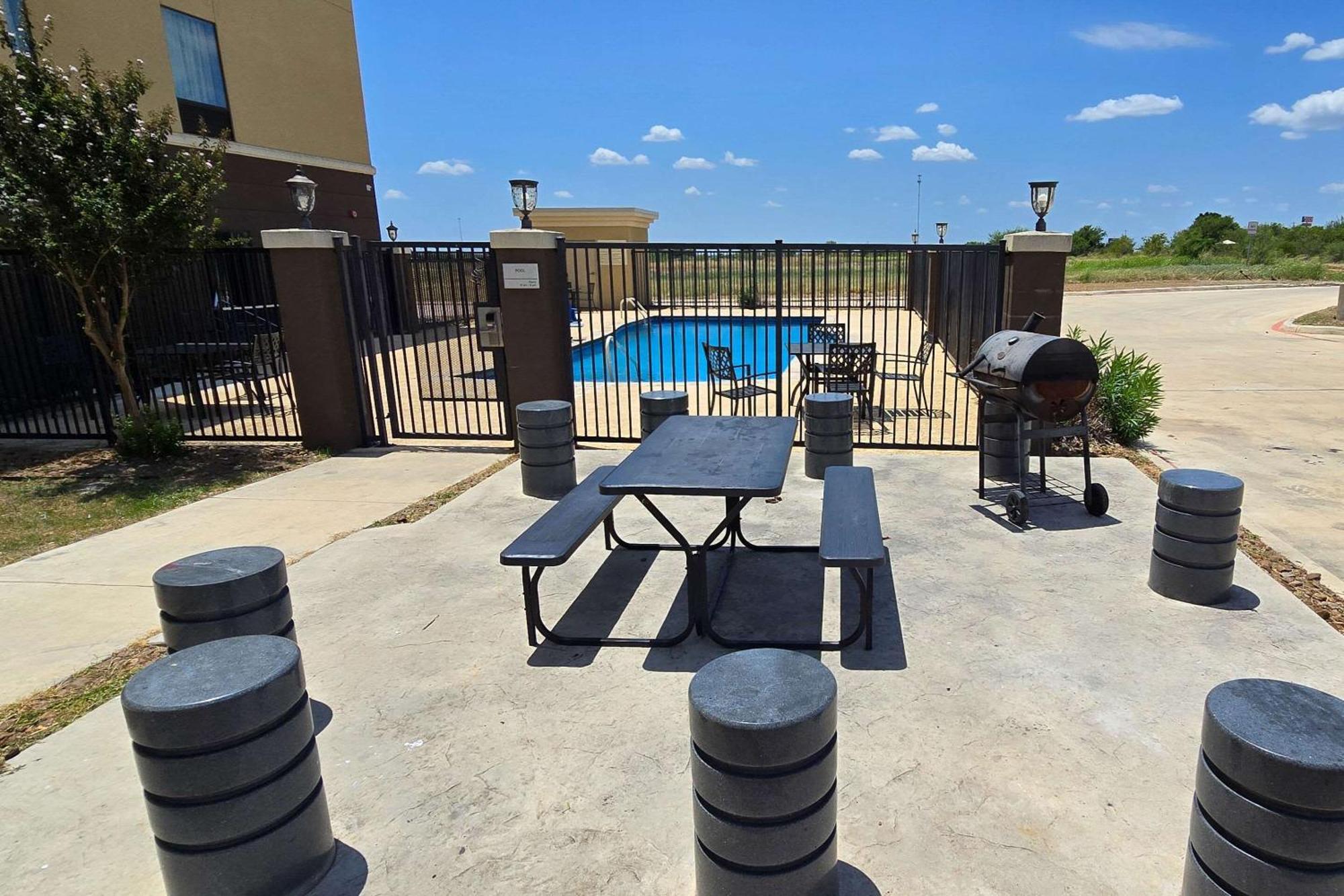 Quality Inn & Suites Pearsall Экстерьер фото