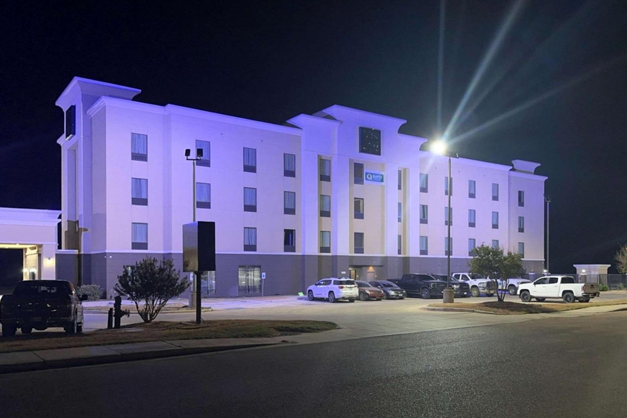 Quality Inn & Suites Pearsall Экстерьер фото